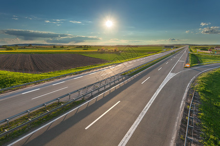 清空直通太阳的高速公路在阳光明媚的日子里靠近塞尔图片