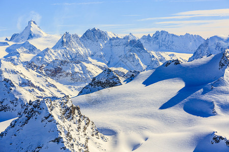 在美丽的冬雪中欣赏瑞士著名山脉的壮丽景色Matterhorn和DentdHerens背景是CastorPollux在大沙漠冰川的图片