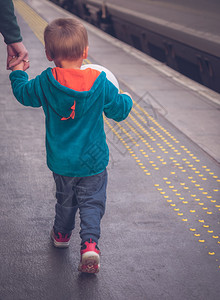 在苏格兰爱丁堡火车站的平台上与母亲一起行走的图片