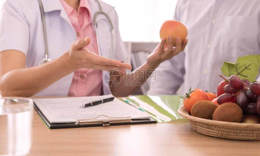 营养学家是指导病人如何吃健康饮食的教义为患者图片