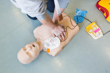 使用自动体外除颤器设备AED的急救背景图片