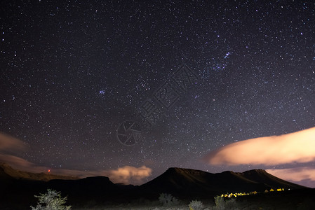 星空捕捉了南非卡鲁公园的冬天图片