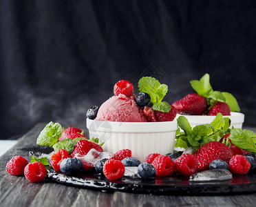 带新鲜草莓蓝莓和草莓薄荷和冰的水果冰淇淋图片