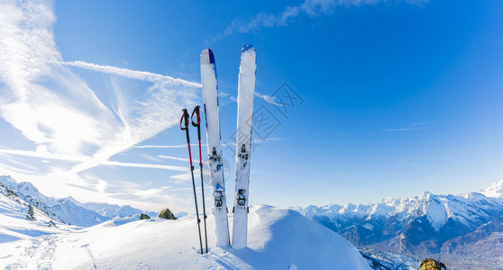 舞台演出冬季的滑雪山地和滑雪巡游设备背景