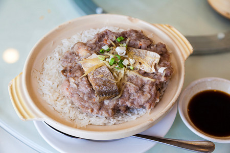 的蒸猪肉和粘土锅中的咸鱼米是香港和南部广东小餐馆中流行的图片
