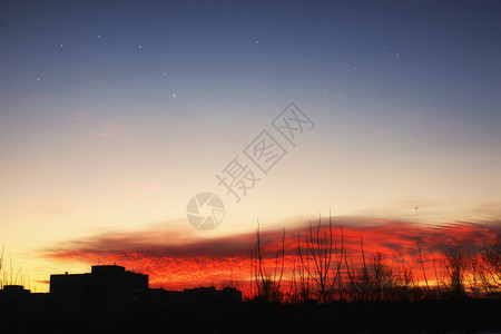 夜晚日落的夜空在城图片