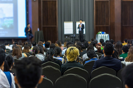 在大会堂或研讨会上与观众重见会场的舞台演讲人发言背景图片