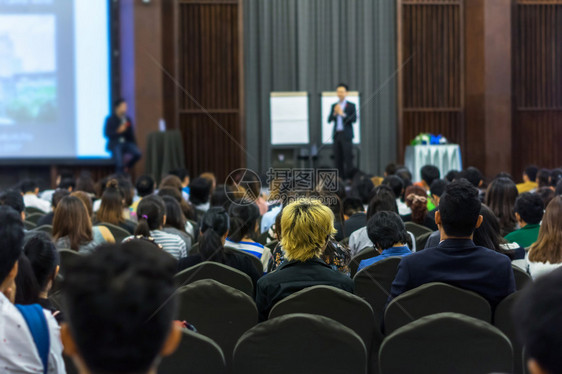 在大会堂或研讨会上与观众重见会场的舞台演讲人发言图片