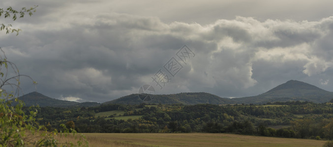 CeskeStredohoori山与Milesovka图片