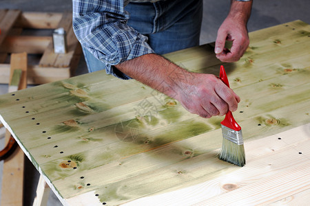 手工艺人成绘画用油漆浇水将木图片