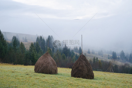 山村中的山丘瑞克干草晨雾图片