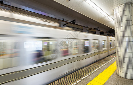东京地铁快速移动的火车图片