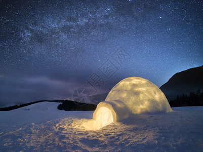 夜景与灯光雪屋极端的房子山里的冬天有星和图片