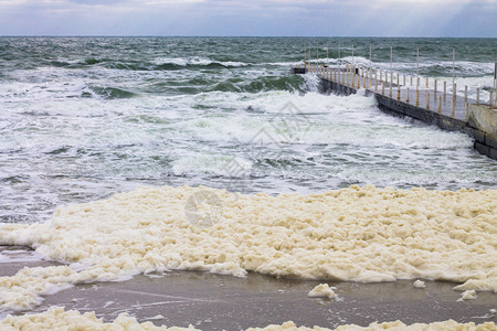 大量的海上泡沫和强烈的海浪喷洒底有图片