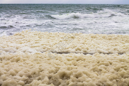 喷雾洒大量的海洋泡沫图片