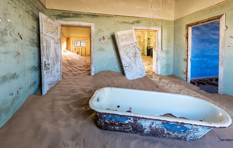 纳米布沙漠Kolmanskop鬼城被侵占沙土接图片
