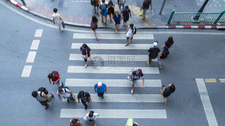 时钟在横行商业街上走的模糊人物空中照片高清图片下载-正版图片504971351-摄图网