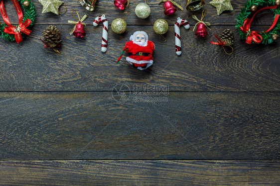 最顶尖的圣诞装饰品和圣诞老人娃在木制背图片
