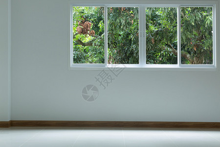 空房间白色墙壁和瓷砖地板上有玻璃窗滑图片