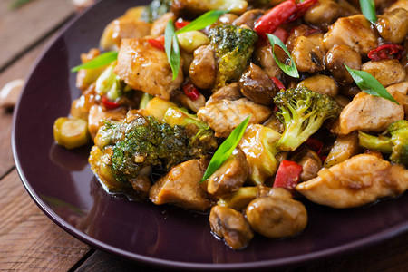 鸡肉蘑菇花椰菜和胡椒炒饭中图片