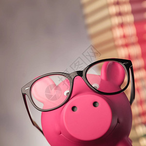 一张小猪银行在一堆书前戴眼镜的照片上面印有影印版图片