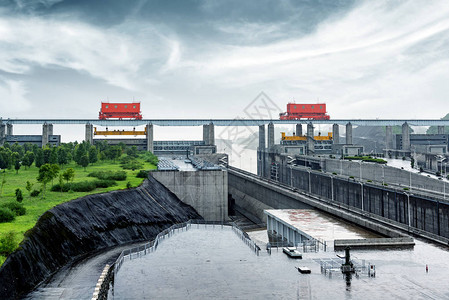 长江三峡大坝在雨中图片