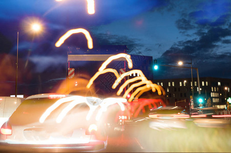 在繁忙的城市环境中看黄昏交通堵塞的疲劳驾图片