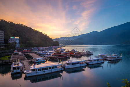 日出在太阳月湖的图片