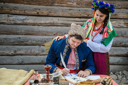 穿着乌克兰传统服装的图片