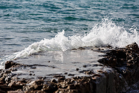 海浪在岩石上破碎水图片