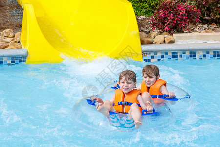 两个有趣的兴奋的孩子在水上游乐园享受暑假图片