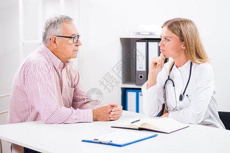 病人正在告诉医生他的健康有问题图片
