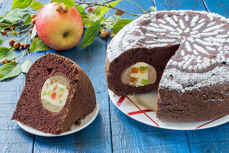 美味自制巧克力蛋糕和全苹果图片