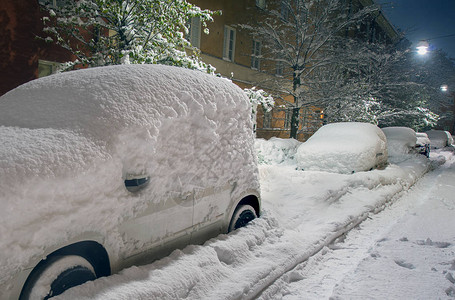 道路被雪堵住了高清图片