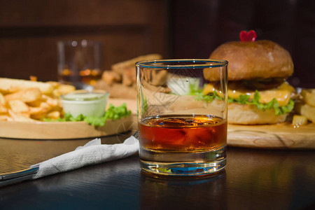 美味的普布食物汉堡和威士忌在木图片
