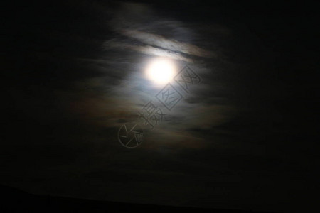 月光勉强冲破乌云密布的天空图片
