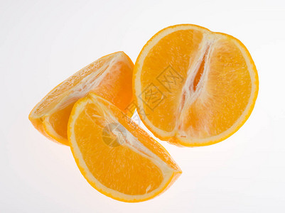 鲜橙在白色背景上切成两半图片
