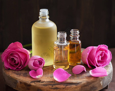 基本油和玫瑰花香水图片