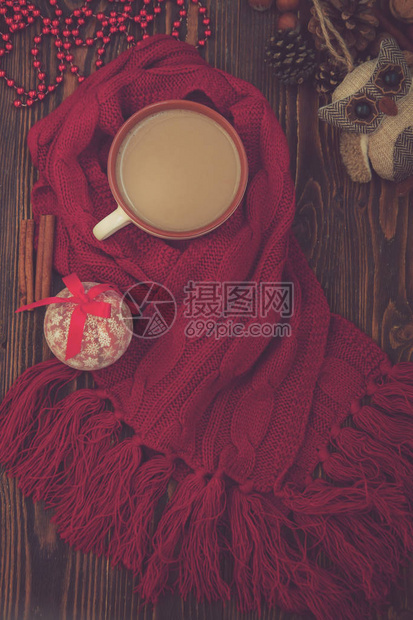 冬咖啡在一个陶瓷杯中装有棉花糖温暖的红围巾和图片