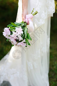 新娘在结婚礼服的背景上举行婚礼图片