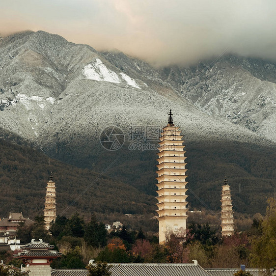 在云南山的达利老镇古代塔图片