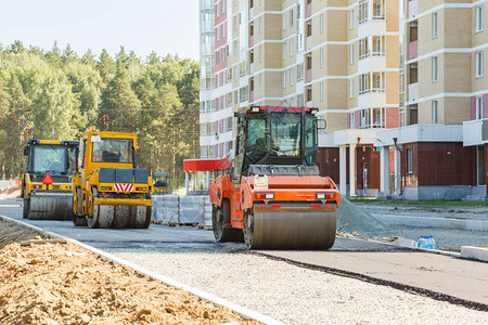 工作在道路建造场所的压路机图片