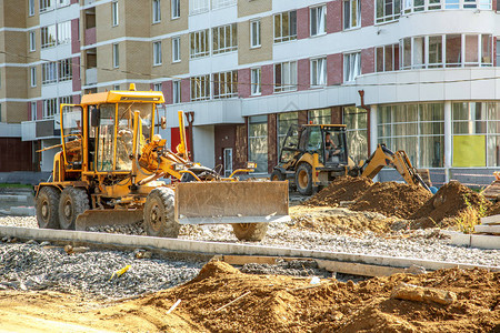 夏季在公路建筑校外工作的图片