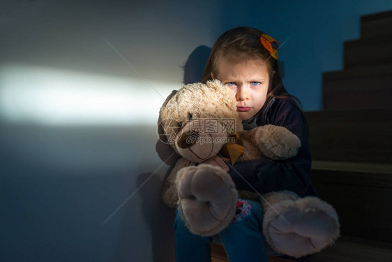 拥抱她的泰迪熊的小女孩感到如果你是悲伤的小女孩泰迪熊愿意成为图片