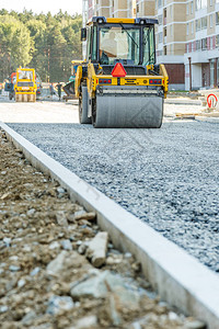 工作在道路建造场所的压路机图片