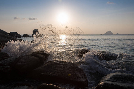 海浪冲击线撞击图片