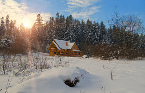 冬季森林日落时的木屋图片