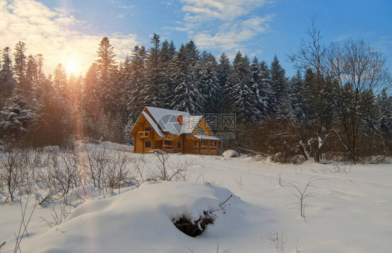 冬季森林日落时的木屋图片