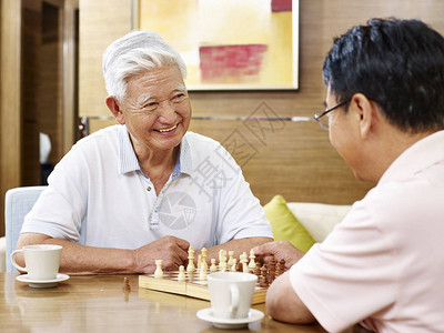 两个亚洲男人在家图片