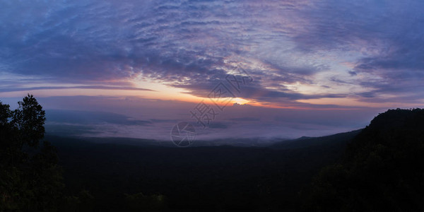 PhuKradueng公园的雾和多云山谷全图片